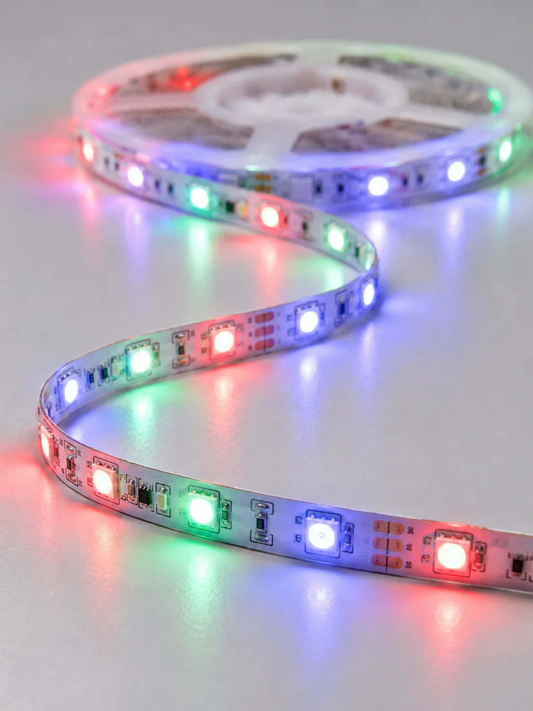 2835 RGB Şerit LED 5 Metre 54 LED/M Uzaktan Kumandalı Renkli Dekorasyon Işığı